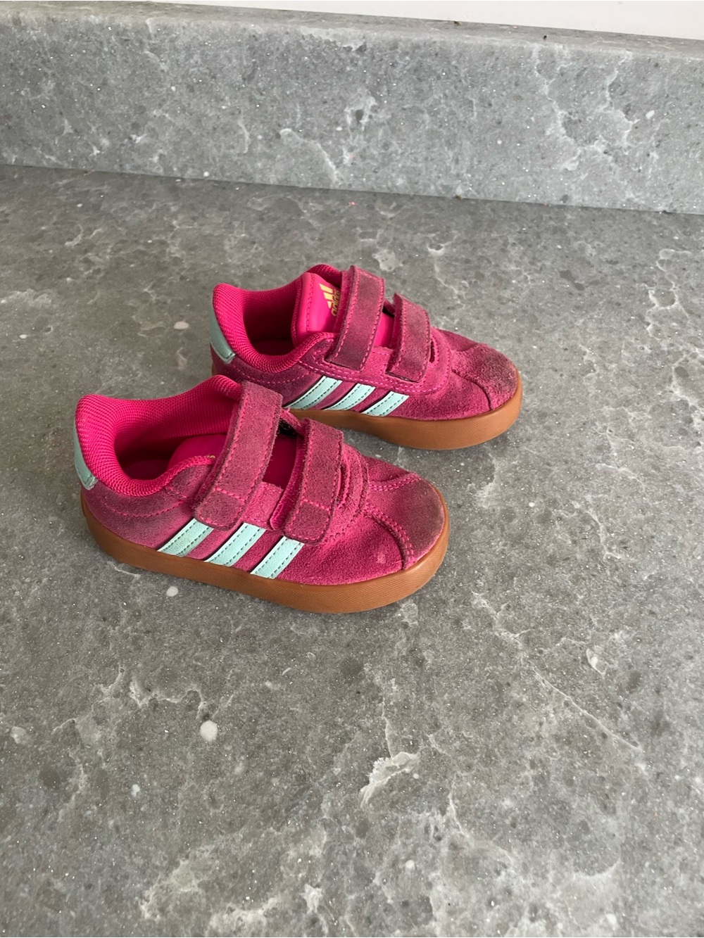 Adidas Samba Classic Toddler Pink
With Light Blue Stripes Size 6k
